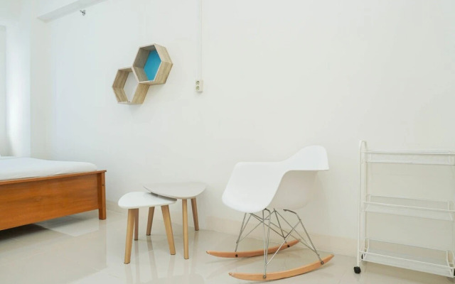 Cozy and Simply 1BR Green Pramuka Apartment