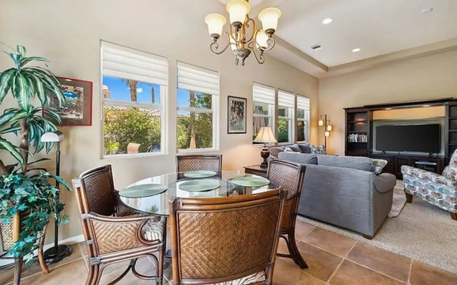 Stylish 2BR w Spa Patio