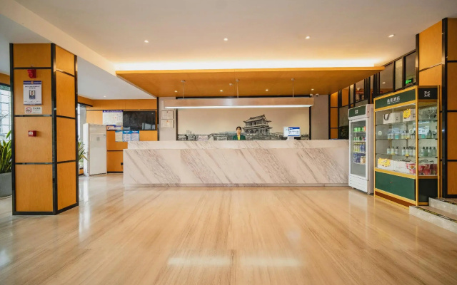 Chonpines Hotels· Jingzhou Ancient City Dongmen