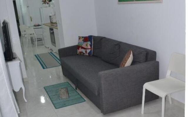 Stunning 2 Bedroom Apartment Fully Refurbished With Air-conditioning