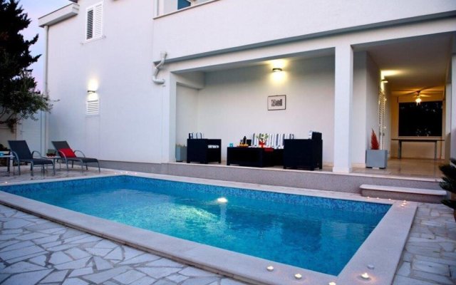 Stunning Home in Okrug Gornji With 4 Bedrooms, Wifi and Outdoor Swimming Pool