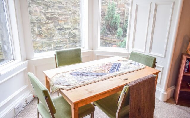 2 Bedroom Apartment Close to Edinburgh City Centre