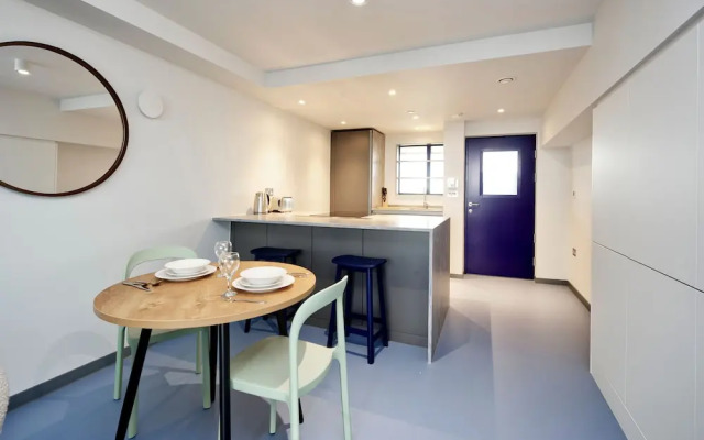 Striking One-bedroom Apartment Vibrant Poplar