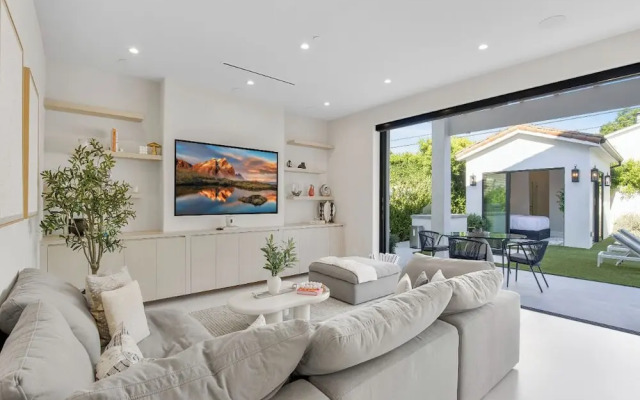 Villa Camellia - Charming 5 BR Home in the Heart of Studio City