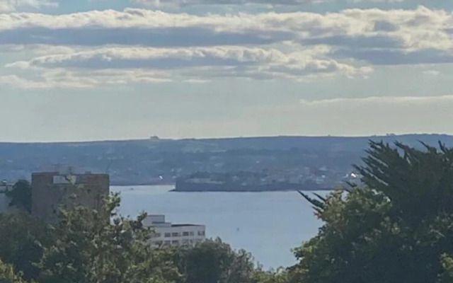 Upmarket 2 Bedroom Apartment With sea Views