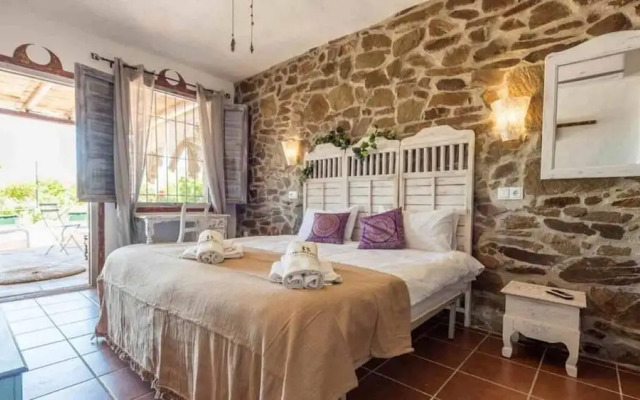 Sayalonga Villa Retreat With 7 Bedrooms