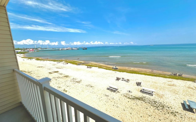 Mackinaw Beach & Bay Inn & Suites