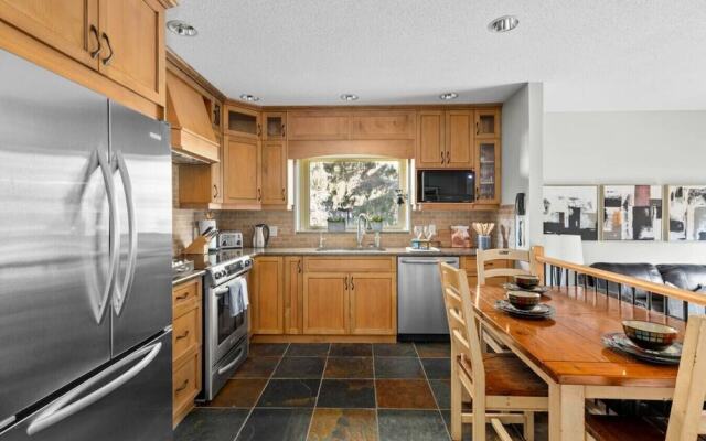 SPACIOUS 3,000 sq2 Luxury Home | PRIVATE Pool & Hot Tub | STEPS to Kinsmen Beach