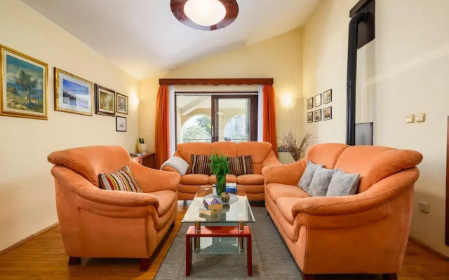 Spacious Apartment With Garden
