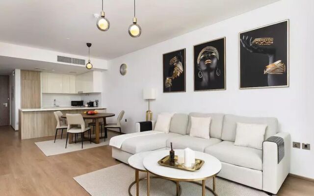 New apt in Dubai Marina with balcony