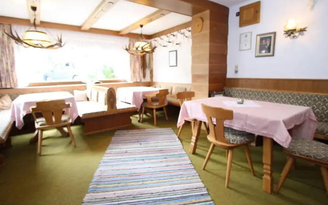Cozy Apartment in Niedernsill Near Lake