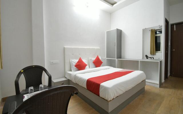 OYO 43971 The Royal Palace