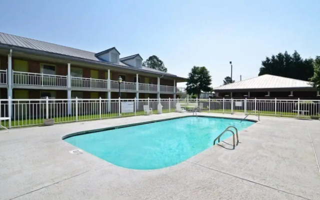 Motel 6 Sandersville, GA