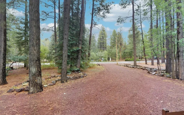 Wooded-view Deck! Pinetop Golf Escape