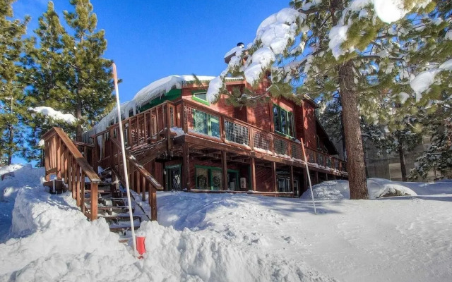 Tahoe Olympic 3 Bedroom Condo by RedAwning