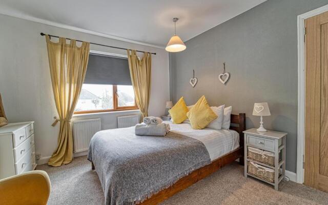 Cosy 3 Bedroom Home with Parking
