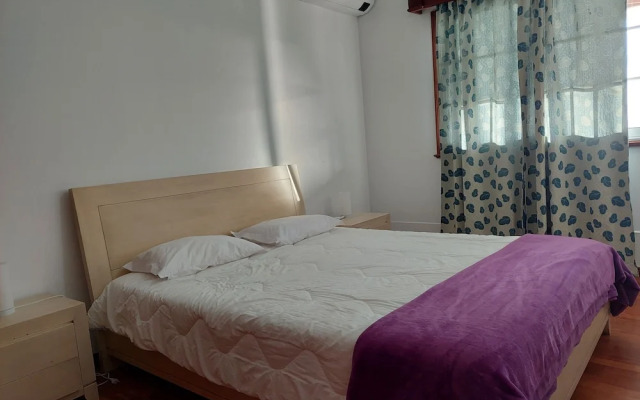 Holiday Home 2 Minutes From the Beach and Close to Major Tourist Attractions!