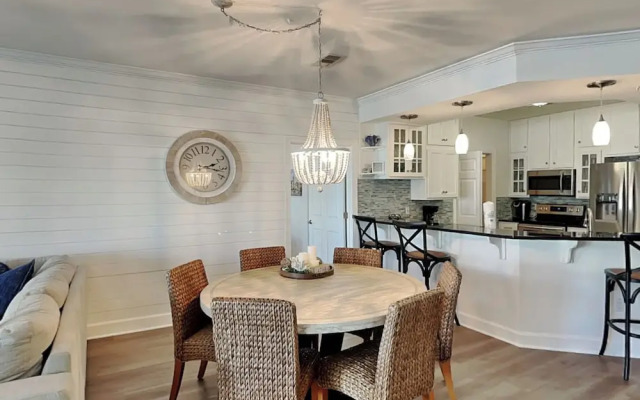 Pavilion Palms #103b