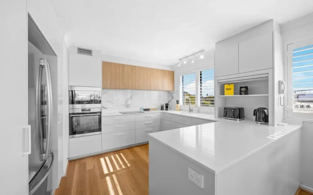 Stylish 4-bed Townhouse With Panoramic Ocean Views