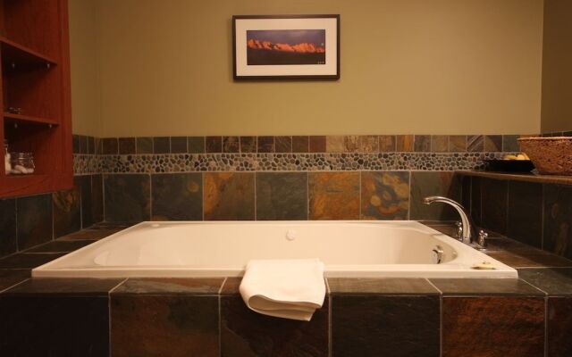 Pinnacle Ridge Chalets by Fernie Lodging Co