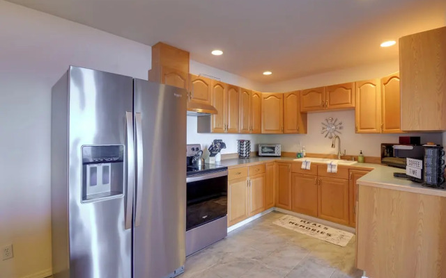 Waterfront PNW Escape w/ Deck & Beach Access!