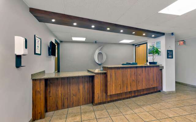 Motel 6 Oak Creek, WI