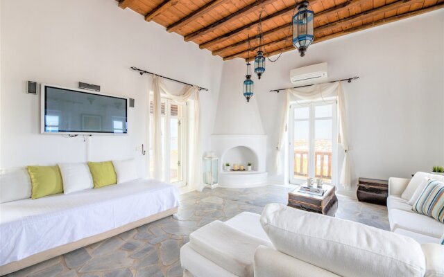 Carmelita Villa with Pool by Stylish Stays