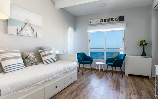 Almirante 903 JUST ON THE BEACH