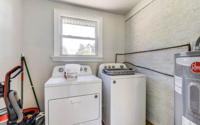 Charming Charlotte Home: 2 Mi to Downtown!