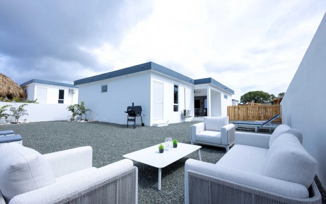 Modern Garden Villa Near Jan Thiel Mambo