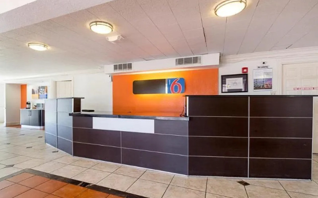 Motel 6 North Kirkland