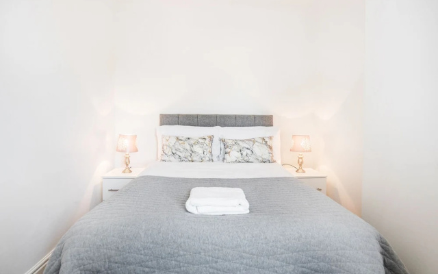 4 Bed House - Sleeps 8 - Garden - Parking - Wifi