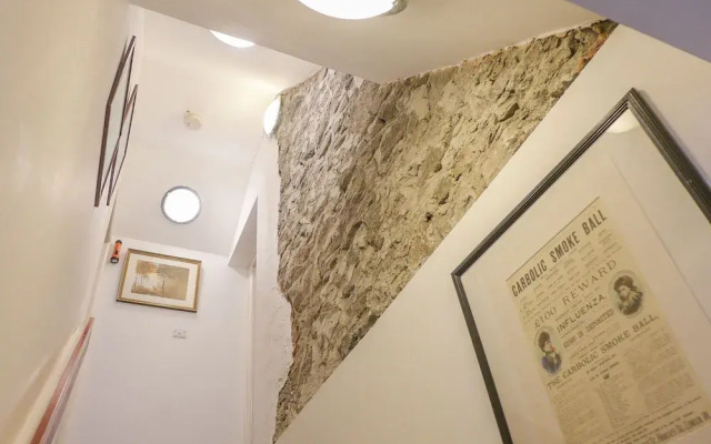 2 Primitive Mews