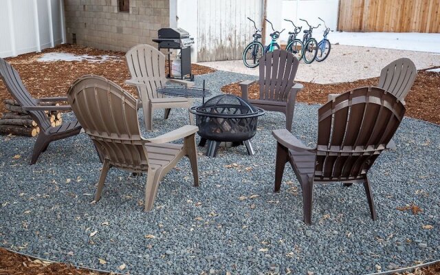 Couples Getaway | Walk to Unc | Free Cruiser Bikes