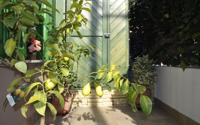 Cheerful Apartment with Cosy Garden