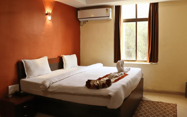 OYO 28157 Hotel Green Field
