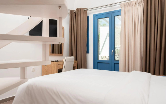 Tristhenia Hotel