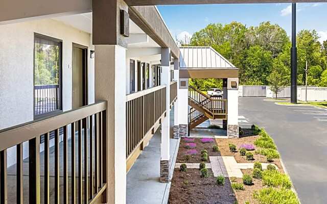 Farragut Inn & Suites