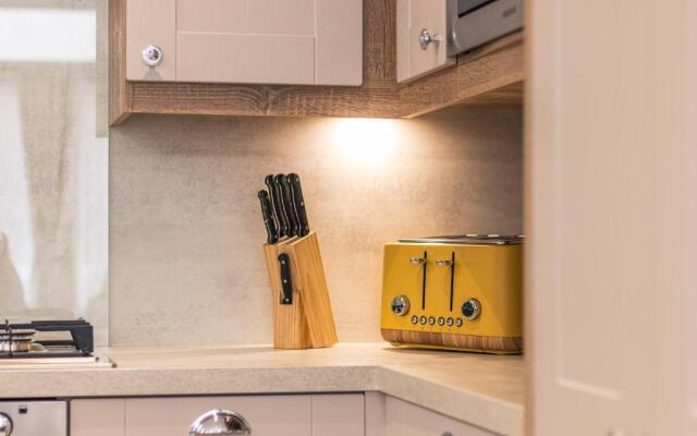 Lakeside Retreat Lodge With Hot Tub