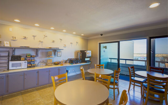 456 Embarcadero Inn & Suites