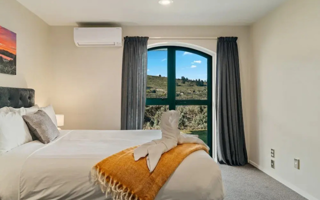 Lakefront Living At Remarkables - West