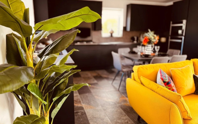 Luxury Adult-only 2-bedroom Bungalow With Hot Tub