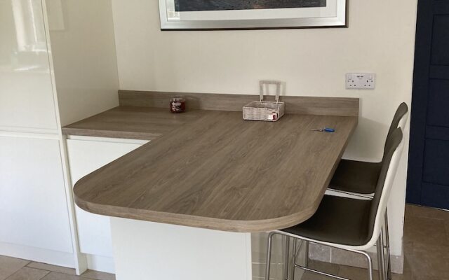 Beautiful Large 4-bed House, Close to Celtic Manor