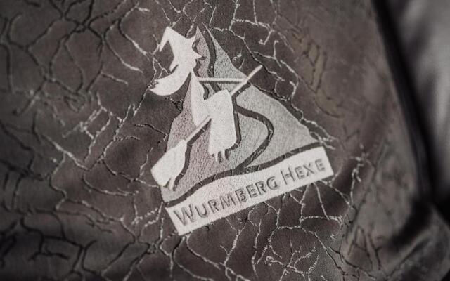 Wurmberg Hexe mit Blick auf den Wurmberg