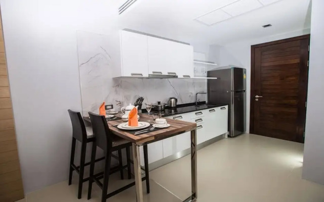 Pool Front Sexy Studio Fully Furnished Apartment