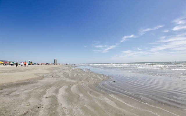 Bright Texas Retreat Near Pleasure Pier & Beach!