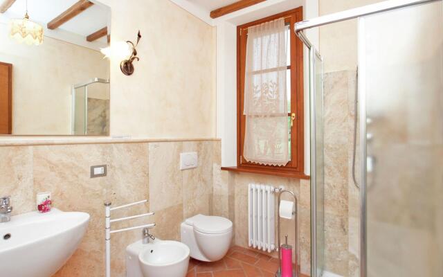 Spacious Cottage in Lucignano with Garden