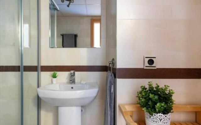 2BR poolfront family apartment WIFI and Near beach