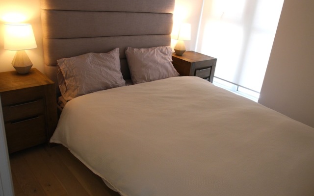 Luxury 2BR Condo in Popular Queen West