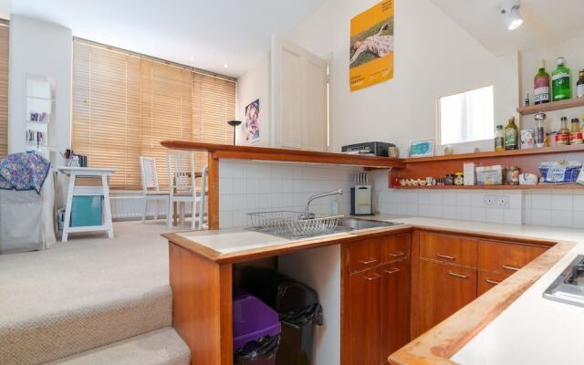 Charming 2 Bed Home In West Kensington Fits 4